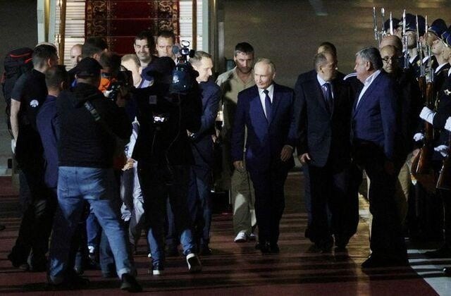 El presidente de Rusia, Vladímir Putin, recibe a los ciudadanos rusos que arribaron al aeropuerto de Vnúkovo.