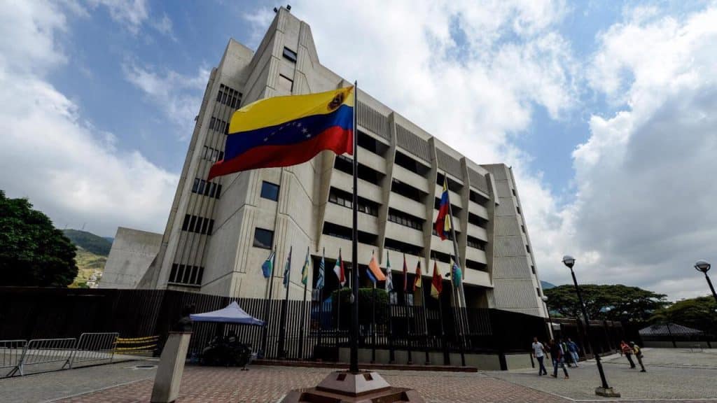 TSJ de Venezuela convoca a candidatos presidenciales para iniciar investigación electoral.