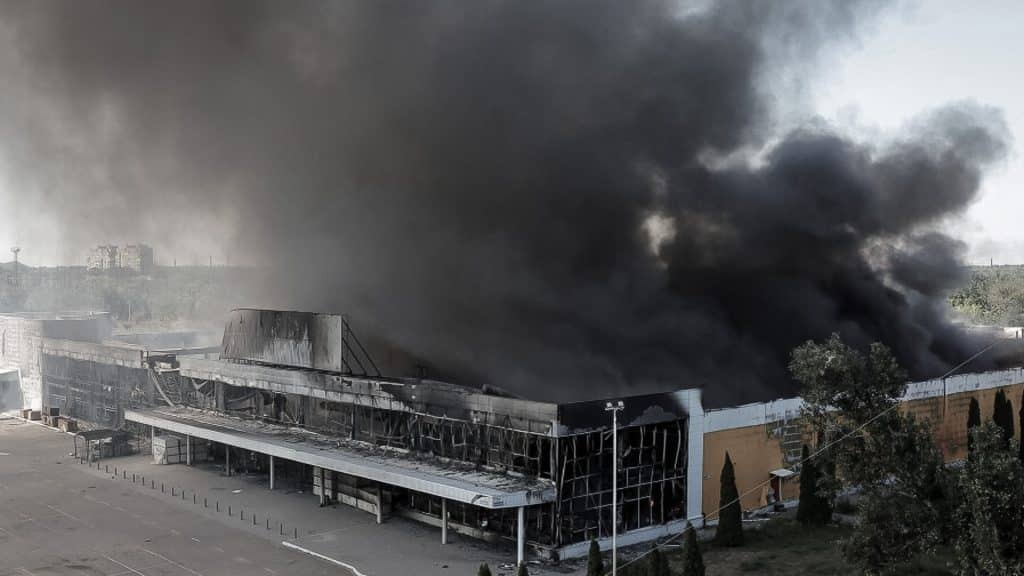 Ataque ucraniano golpea centro comercial en Donetsk, dejando múltiples víctimas.