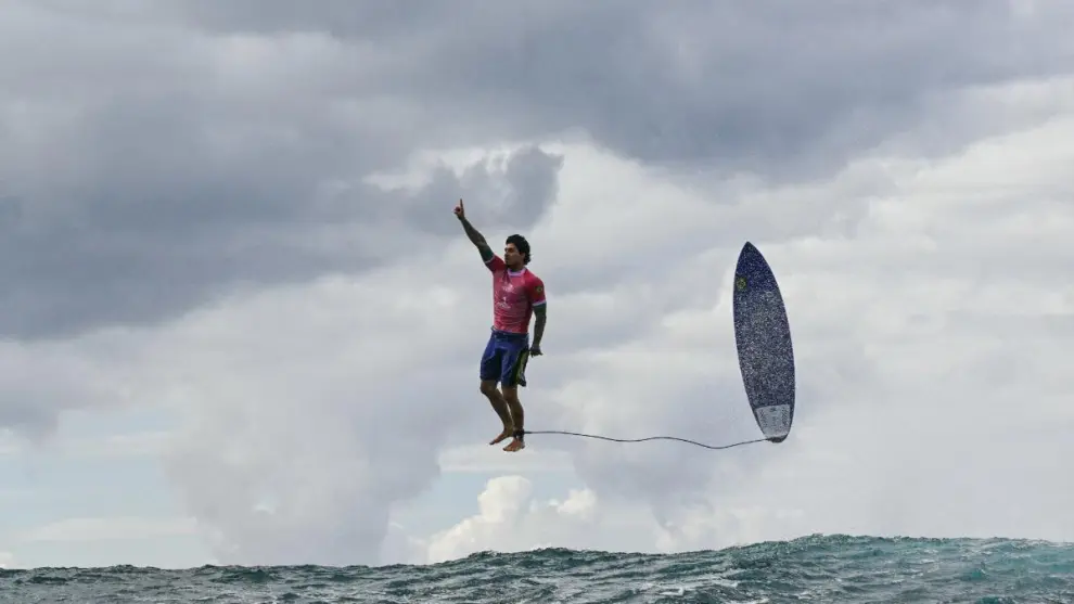 Gabriel Medina, de Brasil, festeja su casi puntuación perfecta en las olas de Tahití durante la prueba de surf. Esta fotografía ha sido reconocida como una de las mejores en los Juegos Olímpicos de París 2024 hasta el momento.