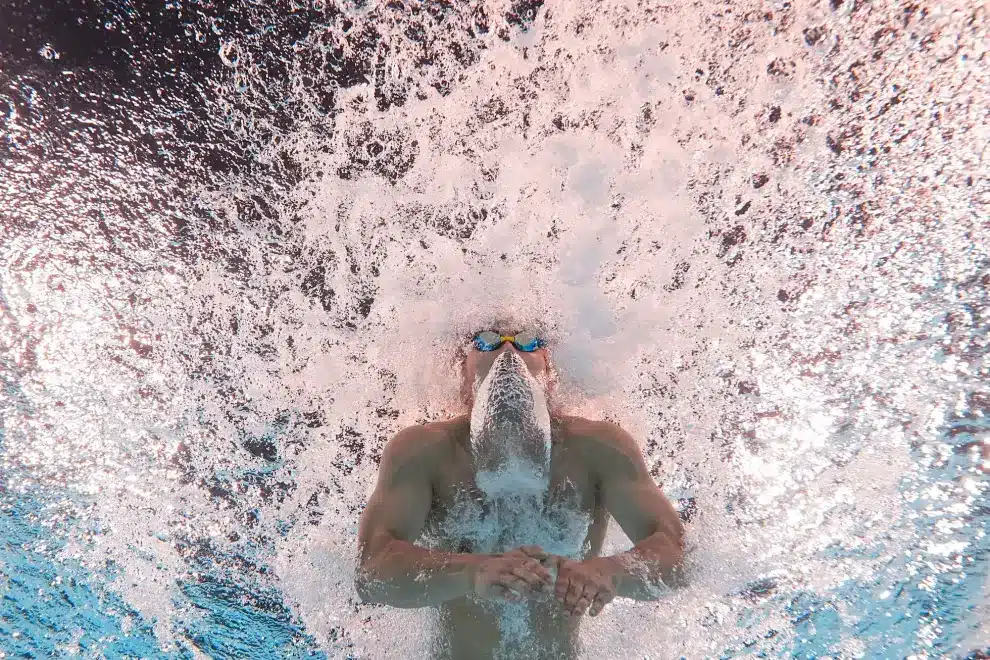 Durante una eliminatoria de los 200 metros mariposa masculino en los Juegos Olímpicos de Verano de 2024, el nadador japonés Tomoru Honda entra en acción.