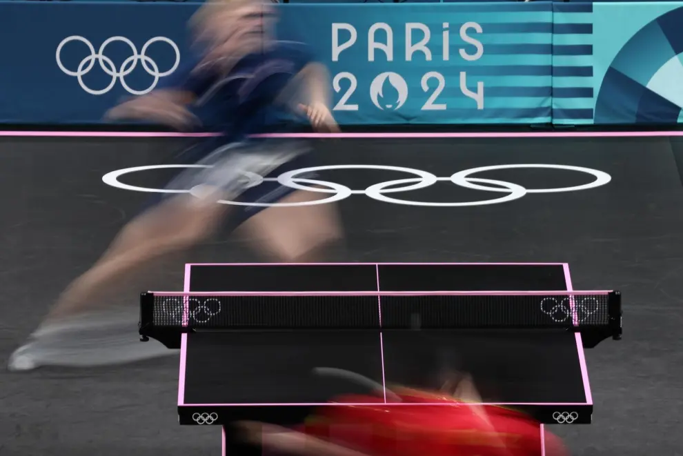 Dos deportistas de tenis de mesa, Felix Lebrun de Francia y Fan Zhendong de China, se enfrentan en las semifinales de individuales masculinos durante los Juegos Olímpicos de París 2024.