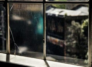 Científicos descubren que el tiempo podría ser reversible en el vidrio Investigadores revelan que el tiempo puede no ser unidireccional en el nivel molecular.