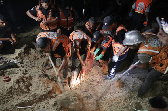 Ataques aéreos israelíes sobre un campamento de tiendas de campaña en Khan Younis, Franja de Gaza.