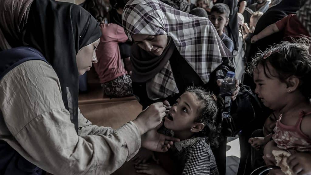 Israel atacó un convoy que transportaba vacunas contra la poliomielitis, las cuales eran aplicadas a niños en la Franja de Gaza.