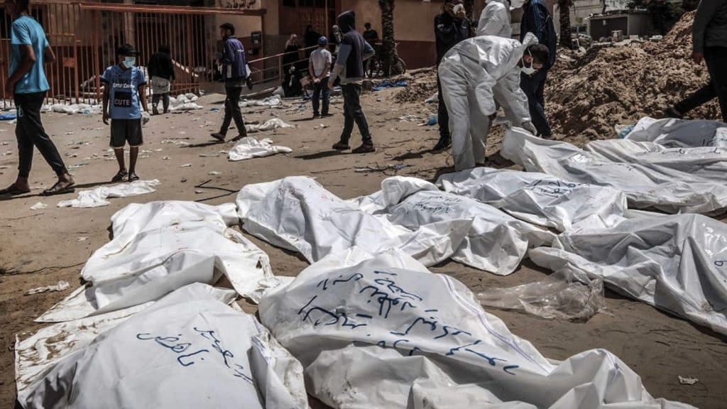 Soldados israelíes patearon y empujaron cadáveres de palestinos desde la azotea de un edificio.