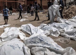 Ejército de Israel lanza cadáveres de palestinos desde la azotea de un edificio Soldados israelíes patearon y empujaron cadáveres de palestinos desde la azotea de un edificio.
