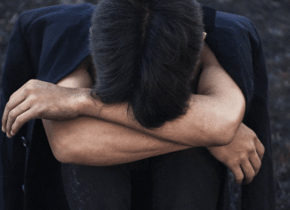 OMS: 100 mil personas mueren anualmente a causa del suicidio Según la OMS, más de 100 mil personas mueren a causa del suicidio siendo la segunda causa principal de muerte en jóvenes.