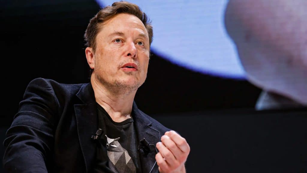 Musk arremete contra la administración Biden, por recibir y entregar ciudadanías a migrantes.