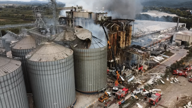 Explosión en fábrica de pastas deja varios heridos en Hendek, provincia de Sakarya, Turquía.