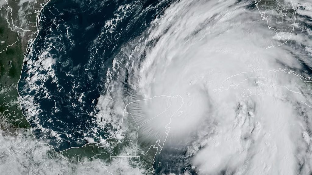 Huracán Helene se fortalece a categoría 1 con vientos sostenidos.