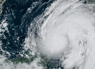 Helene se transforma en huracán y amenaza Estados Unidos Huracán Helene se fortalece a categoría 1 con vientos sostenidos.