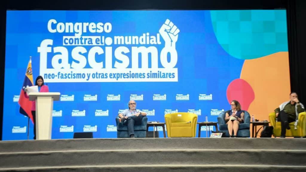 En el congreso participan alrededor de 1200 delegados de diferentes países, con el objetivo de combatir el resurgimiento del fascismo, neofascismo y otras ideologías similares.