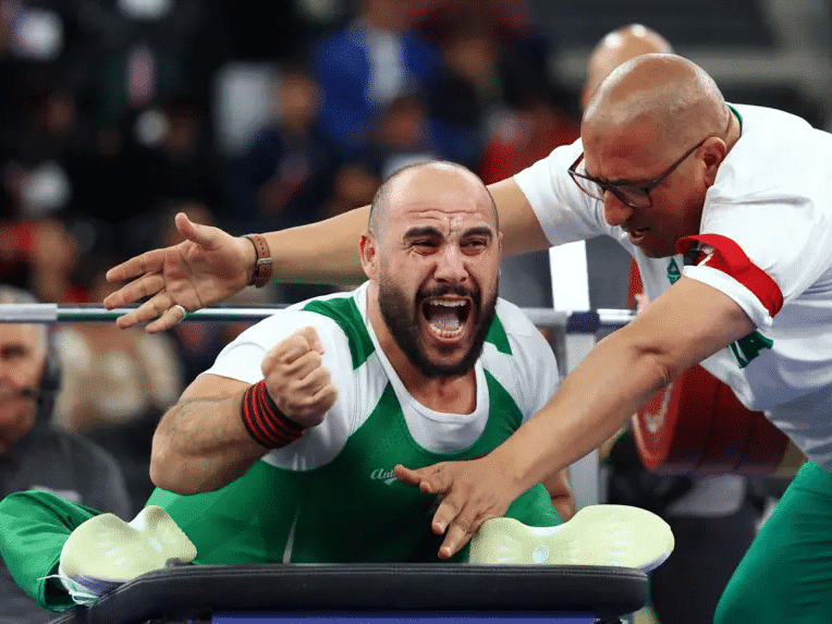 Hocine Bettir de Argelia celebró su tercer puesto en la prueba de levantamiento de pesas en París 2024.