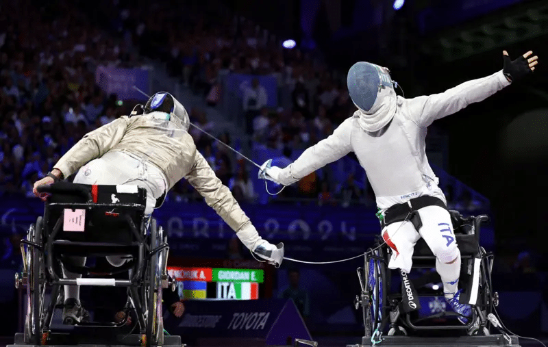 Edoardo Giordan de Italia celebró el punto conseguido ante su rival de Ucrania durante un combate por la medalla de bronce en esgrima.