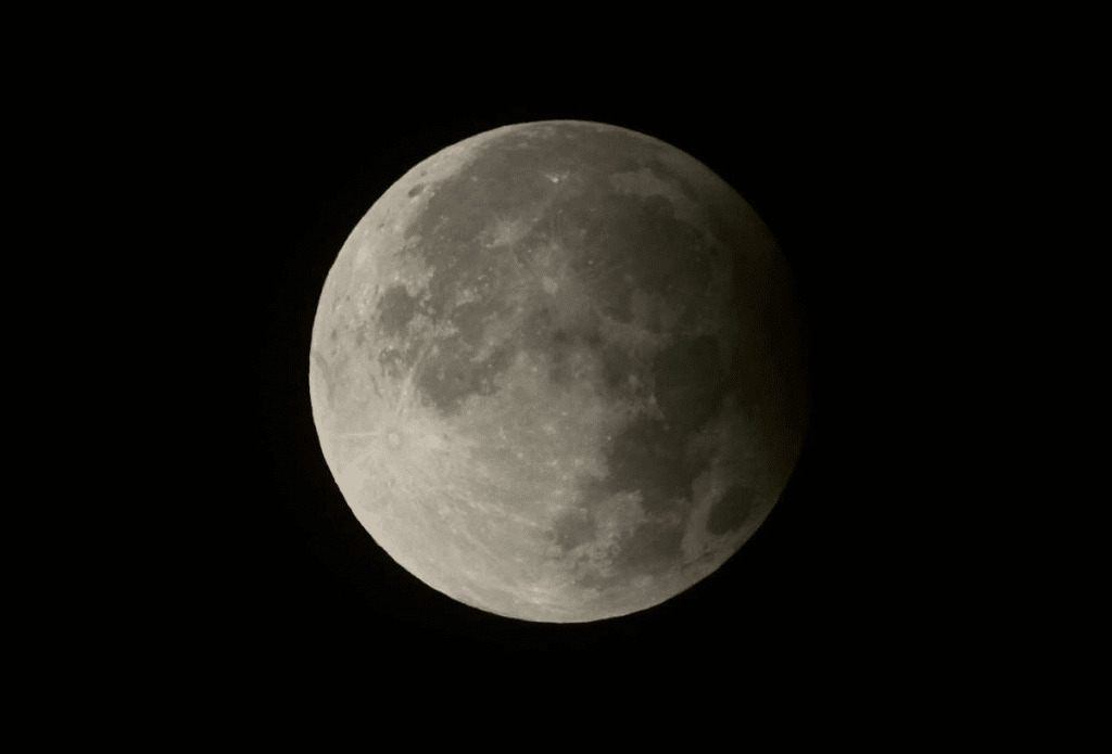 Así apreciaron el satélite de la Tierra, en Alemania. Fotografía: DPA/PICTURE-ALLIANCE / CORDON PRESS