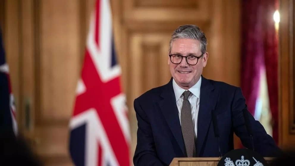 Keir Starmer, líder del Partido Laborista, asumió oficialmente el cargo de primer ministro del Reino Unido, impulsando una política fiscal más estricta para los millonarios.