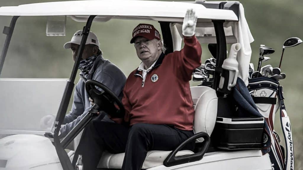 Donald Trump, expresidente de EEUU, a salvo tras reportarse disparos cerca de su club de golf en Florida.