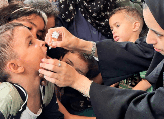 Vacunas contra la polio son aplicadas en niños de Gaza Campaña de vacunación contra la poliomielitis en el sur de Gaza, con más de 160 mil niños vacunados en el primer día.