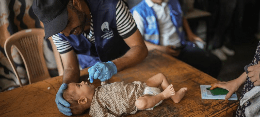 La poliomielitis es una enfermedad viral que puede causar parálisis y debilidad muscular en los niños.