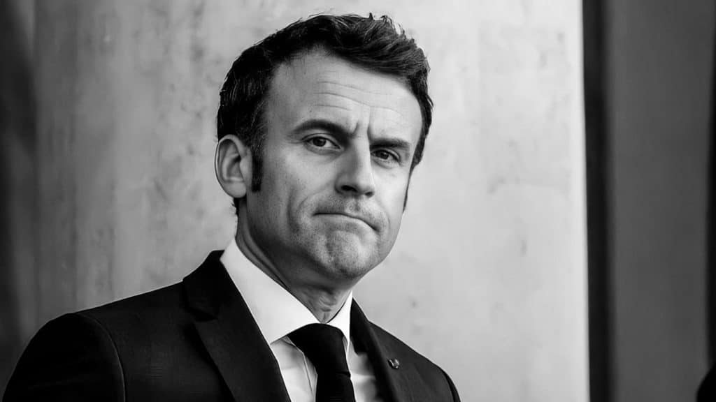 Moción de destitución contra Macron avanza en la Asamblea Nacional de Francia.