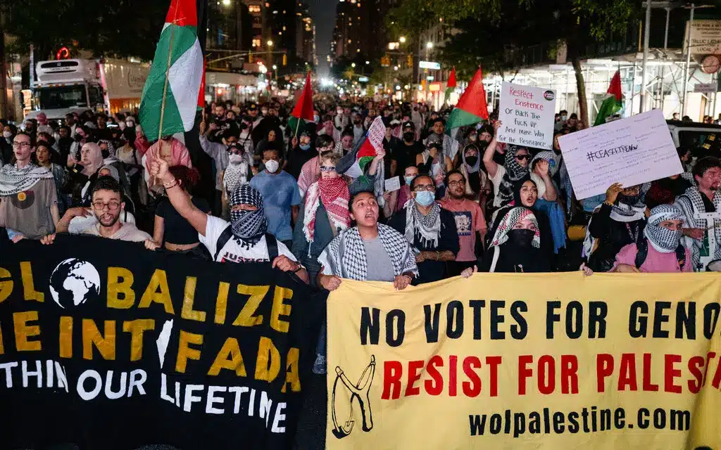 Manifestantes en Midtown Manhattan protestaron contra la guerra de Israel en Gaza y los recientes ataques en el Líbano, denunciando al primer ministro israelí, Benjamín Netanyahu.