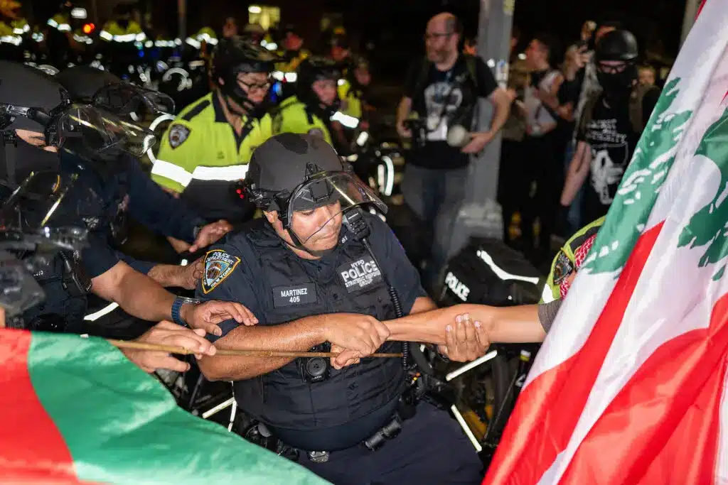 Las fuerzas policiales arrestaron a 32 personas que protestaban de forma pacífica en Nueva York.