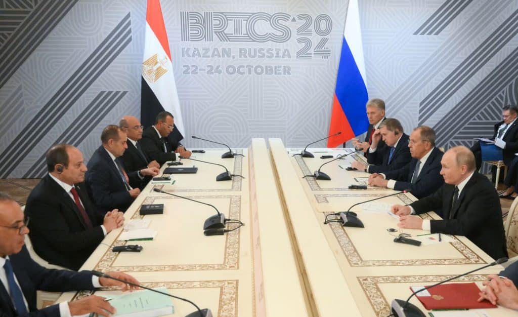 El presidente de Rusia, Vladimir Putin, y el presidente de Egipto, Abdel Fattah El-Sisi, durante su reunión al margen de la XVI Cumbre de los BRICS en Kazán.