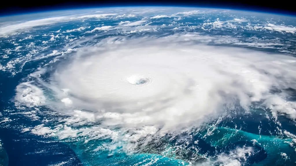 Acumulación de nubes de lluvia y alta humedad sobre un océano cálido, dan paso al origen de las tormentas tropicales, las cuales pueden llegar a convertirse en huracanes.