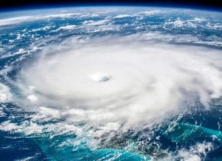 Así es el origen de las tormentas tropicales hasta convertirse en huracanes Acumulación de nubes de lluvia y alta humedad sobre un océano cálido, dan paso al origen de las tormentas tropicales, las cuales pueden llegar a convertirse en huracanes.