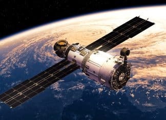 Astrónomos advierten que satélites de Starlink podrían interferir en telescopios Constelación de satélites Starlink provocan fenómeno que afecta la recepción de señales de radio.