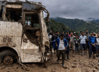 Cientos de muertos en Nepal por deslaves e inundaciones Más de 100 personas fallecieron víctimas de deslaves e inundaciones en Nepal.