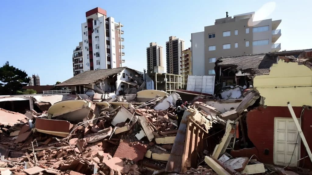 La parte del edificio que colapsó se encontraba en construcción de manera ilegal, informaron autoridades.