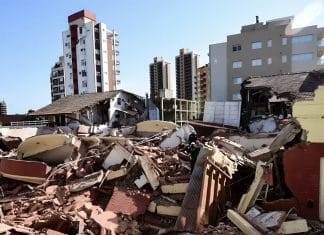 Colapso de un edificio de 10 pisos causa un muerto y varios heridos en Argentina La parte del edificio que colapsó se encontraba en construcción de manera ilegal, informaron autoridades.