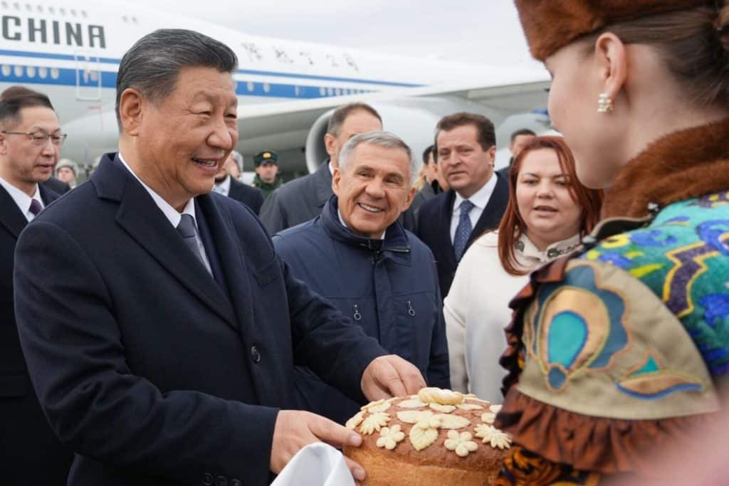 Rustam Minnikhanov, jefe de la República de Tatarstán, recibió al presidente de China, Xi Jinping en el Aeropuerto Internacional de Kazán.