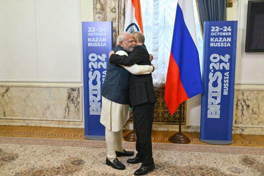 Vladimir Putin, presidente de Rusia, se saluda con Narendra Modi, primer ministro de India, en el marco de la XVI Cumbre de los BRICS.