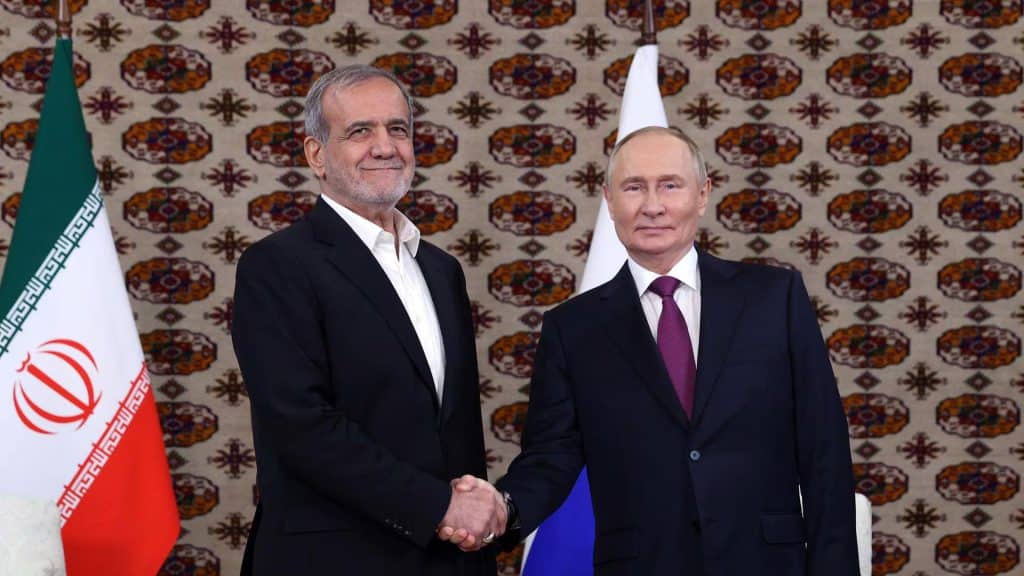 Encuentro entre el presidente de Rusia, Vladimir Putin, y su homólogo iraní, Masoud Pezeshkian.