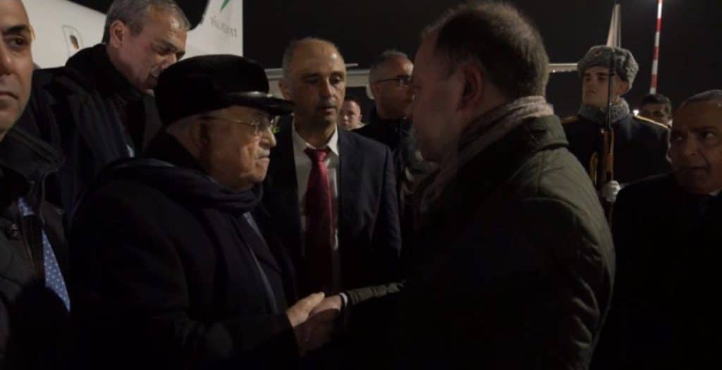 Abbas fue recibido a su arribo en el aeropuerto de Kazán, Rusia.