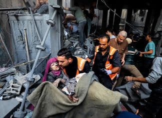 Israel asesina a decenas de palestinos en escuela en Gaza La escuela Al Mufti y un centro de distribución de alimentos de la UNRWA en la Franja de Gaza fueron bombardeados por Israel.