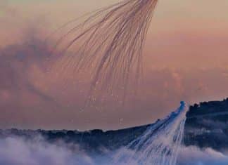 Israel bombardea a Líbano con bombas de fósforo blanco Israel viola derechos humanos al emplear uso de bombas de fósforo blanco, la que están prohibidas internacionalmente.