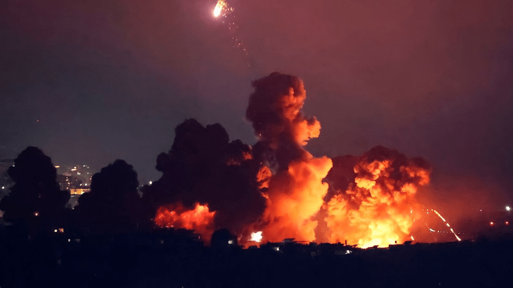 Brutal ataque de Israel acaba con un edificio entero en el suburbio de Dahiyeh, al Sur de Beirut.