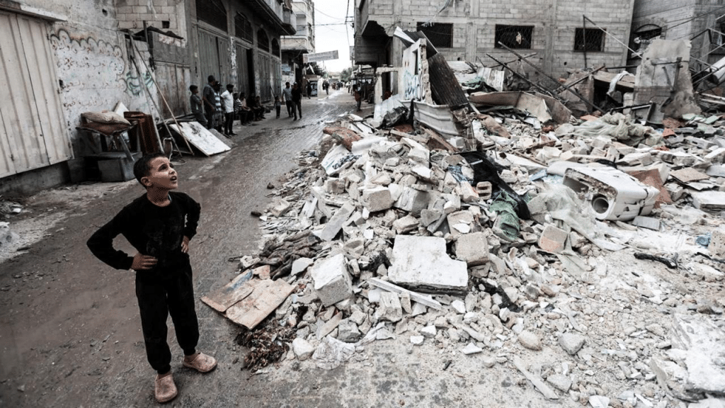 Ataque israelí en Gaza deja un saldo trágico de 25 muertos en una escuela y un orfanato.