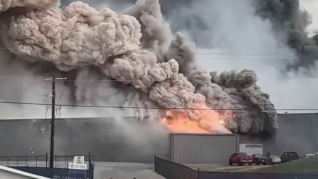 Explosión en planta de reciclaje de baterías de litio en Misuri, genera alerta máxima en autoridades que evacuaron el área afectada.