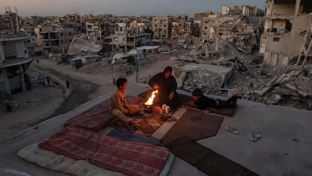 Cada día, unos 60 mil metros cúbicos de agua no tratada y aguas residuales fluyen al mar desde Gaza, agravando la crisis ambiental.