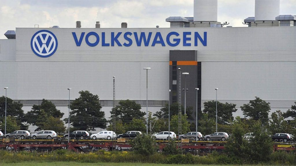 Cierre de fábricas en Alemania de la compañía automovilística Volkswagen conlleva a masivos despidos.