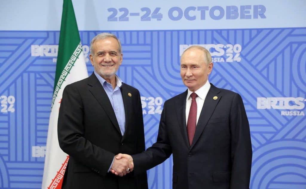 Vladimir Putin, presidente de Rusia, saluda al presidente de Irán, Masoud Pezeshkian.