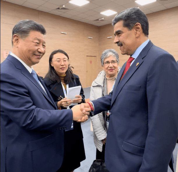 Maduro saluda a Xi Jinping durante un encuentro en la cumbre de los BRICS 2024.