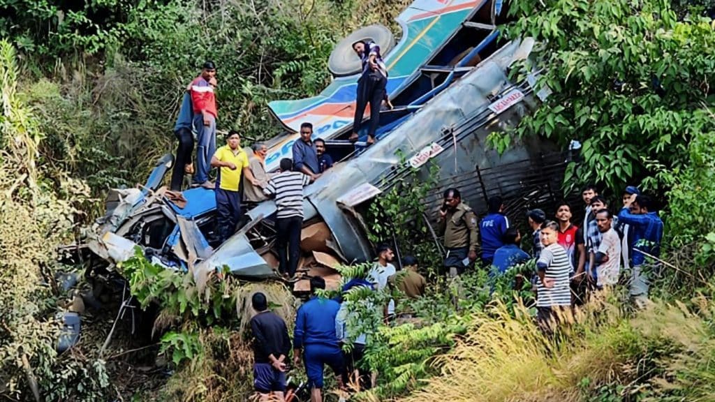 36 fallecidos por un fatal accidente de autobús en India.