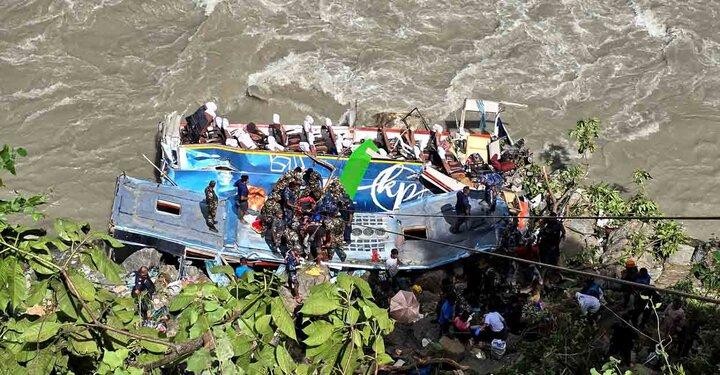 En Uttarakhand, India, un autobús sobrecargado con 63 pasajeros se precipitó en un desfiladero de 200 metros, resultando en la muerte de al menos 36 personas.