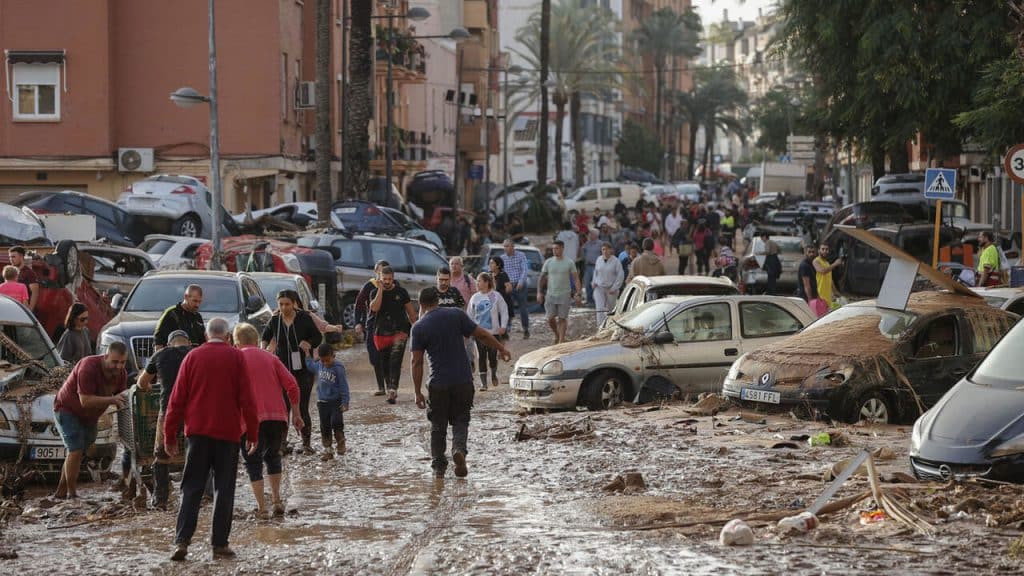 Brigadas de rescate continúan con la identificación de las víctimas, tras inundaciones en dos localidades de España.